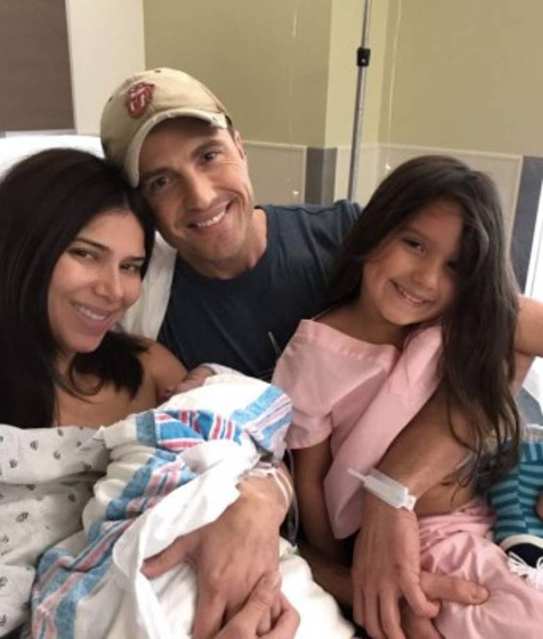 Roselyn Sánchez recibió a su segundo hijo junto a su esposo Eric Winter el 3 de noviembre. El niño al que llamaron Dylan Gabriel llegó al mundo en un hospital en Los Ángeles pesando siete libras con 11 onzas y midió casi 20.15 pulgada.