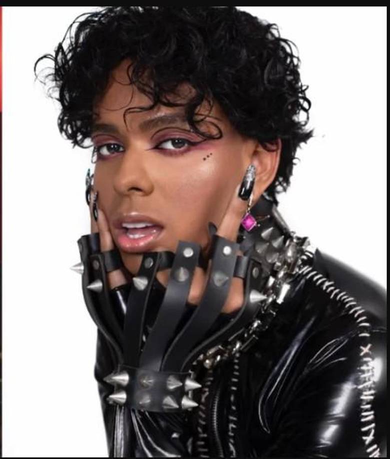 A pesar de las reacciones negativas que la transformación de Jotta A ha generado, el artista lanzó su álbum titulado ‘Edén’, que hace referencia al paraíso en el que vivía Adán y Eva, pero que Eva echó por la borda, luego de desobedecer a Dios al morder la ‘manzana prohibida’.