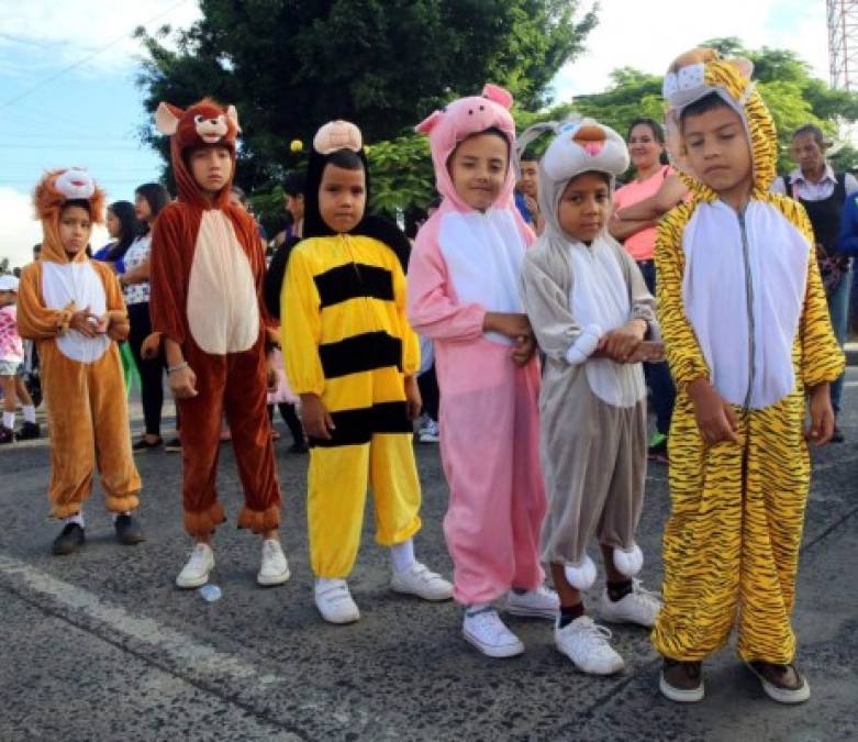 La diversidad de atuendos en los niños cautivó a los espectadores.