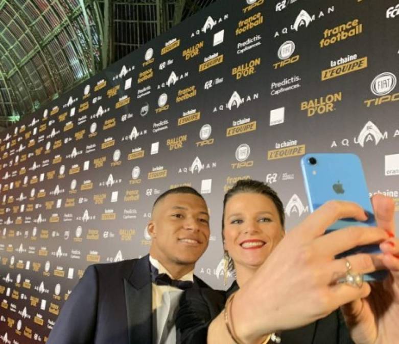 El selfie de Mbappé a su llegada a la Gala del Balón de Oro.