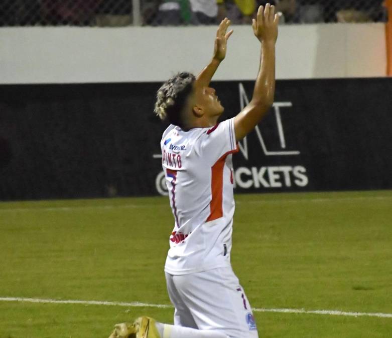 José Mario Pinto celebrando su gol que le dio el triunfo al Olimpia contra el Génesis en Comayagua.