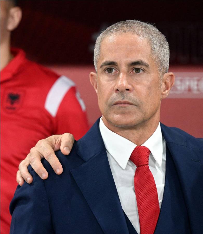 El exfutbolista brasileño Sylvinho es el seleccionador de Albania.