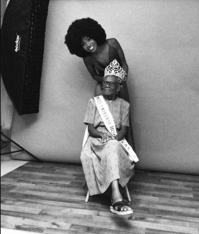 “Antes del concurso me dijo “Buingiu bubà , buguya lárigi” se los traduciría a: “Dios va delante de ti y tu le sigues”. Hace mucho tiempo quería su sesión de fotografía porque desea que sus nietos conozcan quién fue su abuela si ella ya no llegara a estar”, continuó Meléndez en su emotivo mensaje.