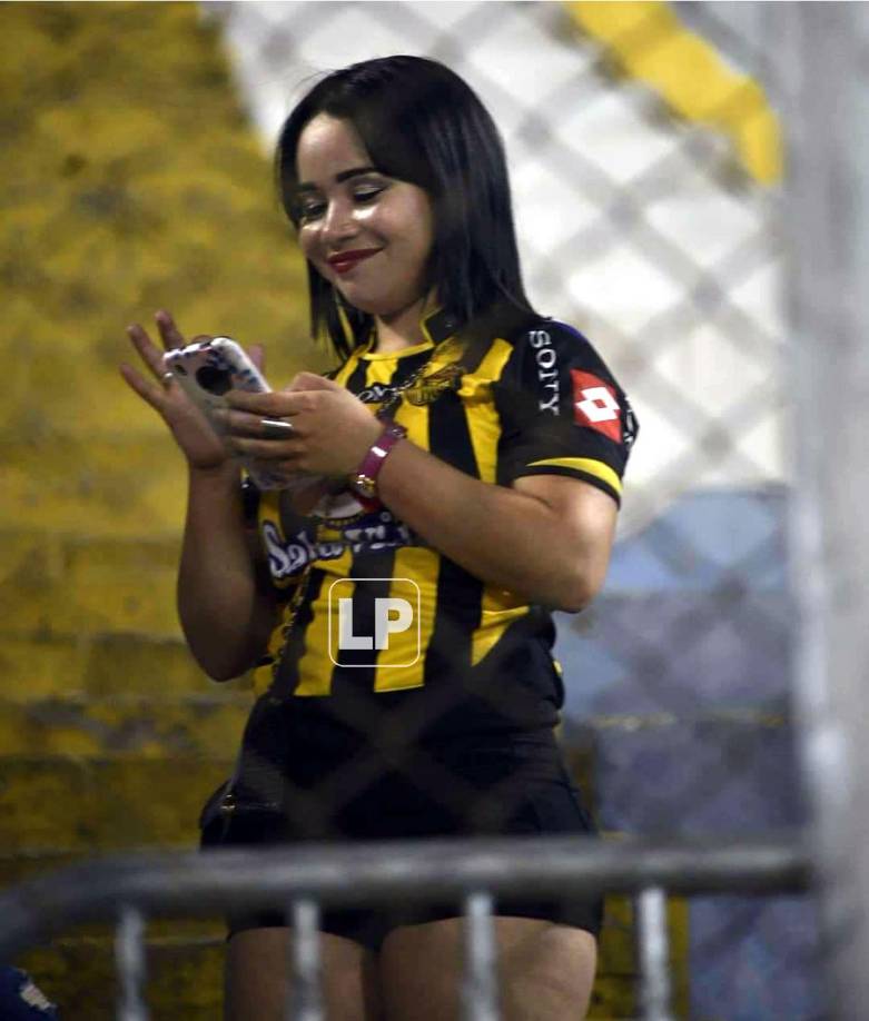 Aficionadas del Real España estuvieron pendientes del celular antes del inicio del Clásico ante Olimpia.