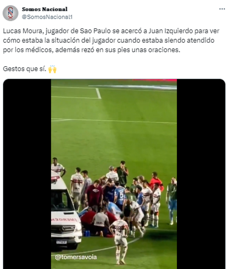 Incluso en imágenes en redes sociales, se pudo pudo ver como uno de los jugadores rivales se le acercó para tocarlo y empezar a orar.