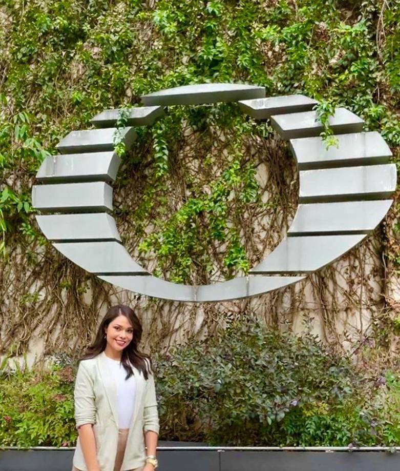 “Hoy les comparto esta súper experiencia que estoy viviendo. ¡Súper agradecida! @nuestrabellezalatina @univision @televisa @alejandraespinoza @juliangil @karenpadin”, escribió Sirey en un video que compartió en su cuenta de Instagram y en el que se le ve caminando por los pasillos de Televisa.