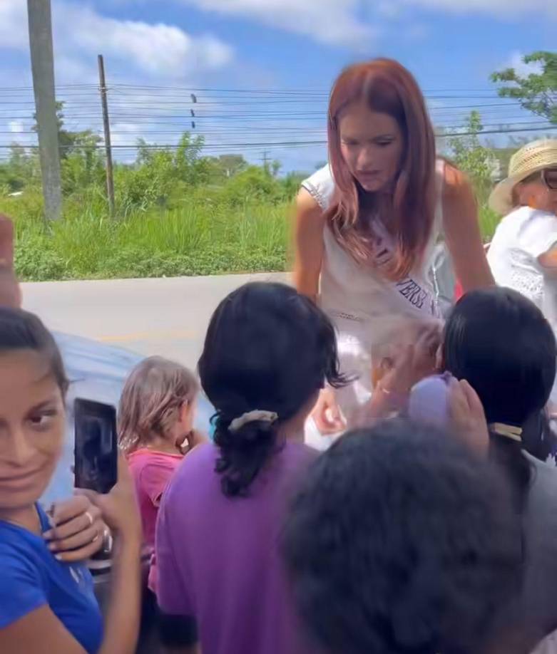 En un video compartido en las redes sociales, se observa a la nueva soberana de Honduras, Stephanie Cam, compartiendo con niños y familias hondureñas en la zona del litoral atlántico de Honduras.