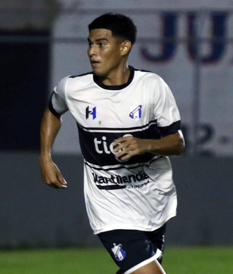 El mediocampista hondureño Alberto Paredes fue confirmado como fichaje del Honduras Progreso. Viene de jugar en el Real Madriz de Nicaragu y salió de la reserva del Olimpia.