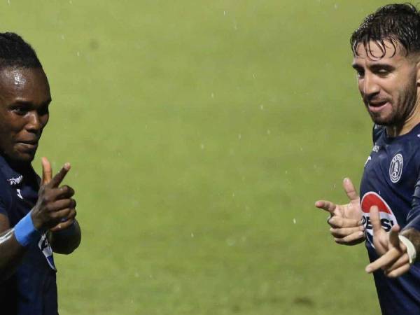 Rubilio anotó en la goleada del Motagua y celebró con Agustín Auzmendi.