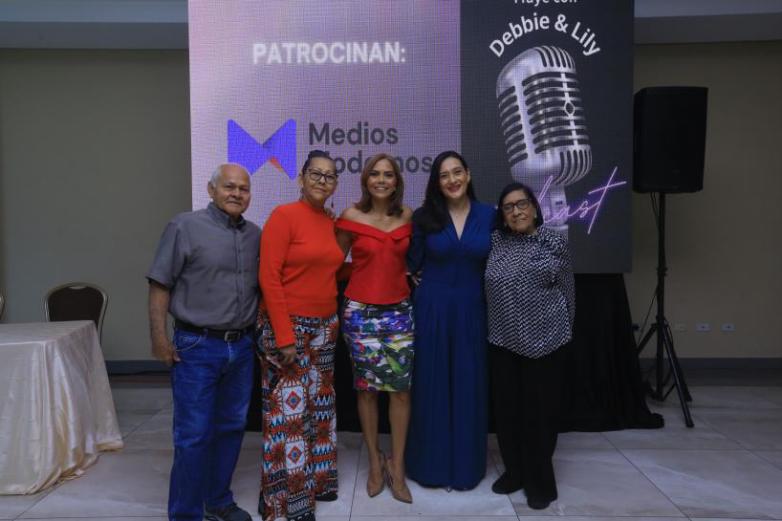 Gustavo, Maribel y Debbie Castillo; Lily Umaña y Lily de Umaña.