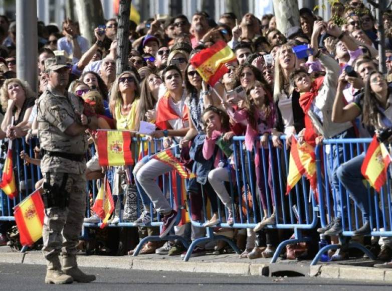 Entre los asistentes y las calles aledañas se observaban muchas más banderas españolas que en años precedentes, así como aplausos a la Policía Nacional que participaba por primera vez en 30 años tras su dura intervención para impedir el referéndum inconstitucional catalán del 1 de octubre.