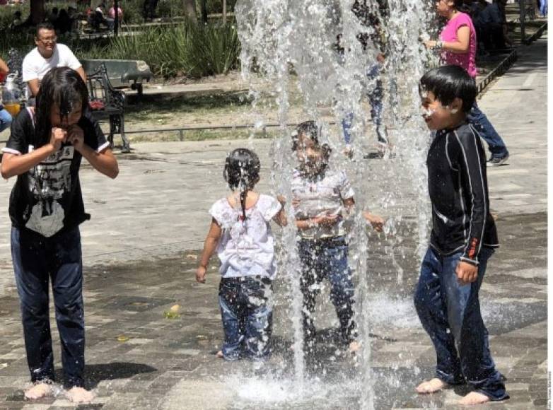 Las autoridades sanitarias llamaron a adoptar medidas especiales de protección con niños y bebés ante la ola de calor extremo que se registra en el país.