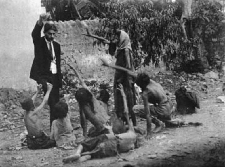 Un oficial turco molesta a niños mostrándoles un pedazo de pan durante el genocidio en Armenia en 1915.