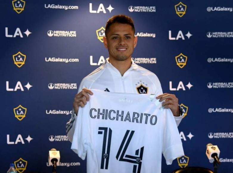 El delantero mexicano Javier 'Chicharito' Hernández ha sido presentado por su nuevo equipo, Los Angeles Galaxy de la MLS, a donde llega procedente del Sevilla. El goleador aseguró que su retiro aún está muy lejos.