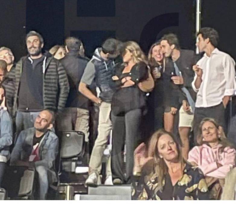 Gerard Piqué fue captado en pleno beso con Clara Chía Martí, durante un evento donde además estaban presentes los padres del futbolista.