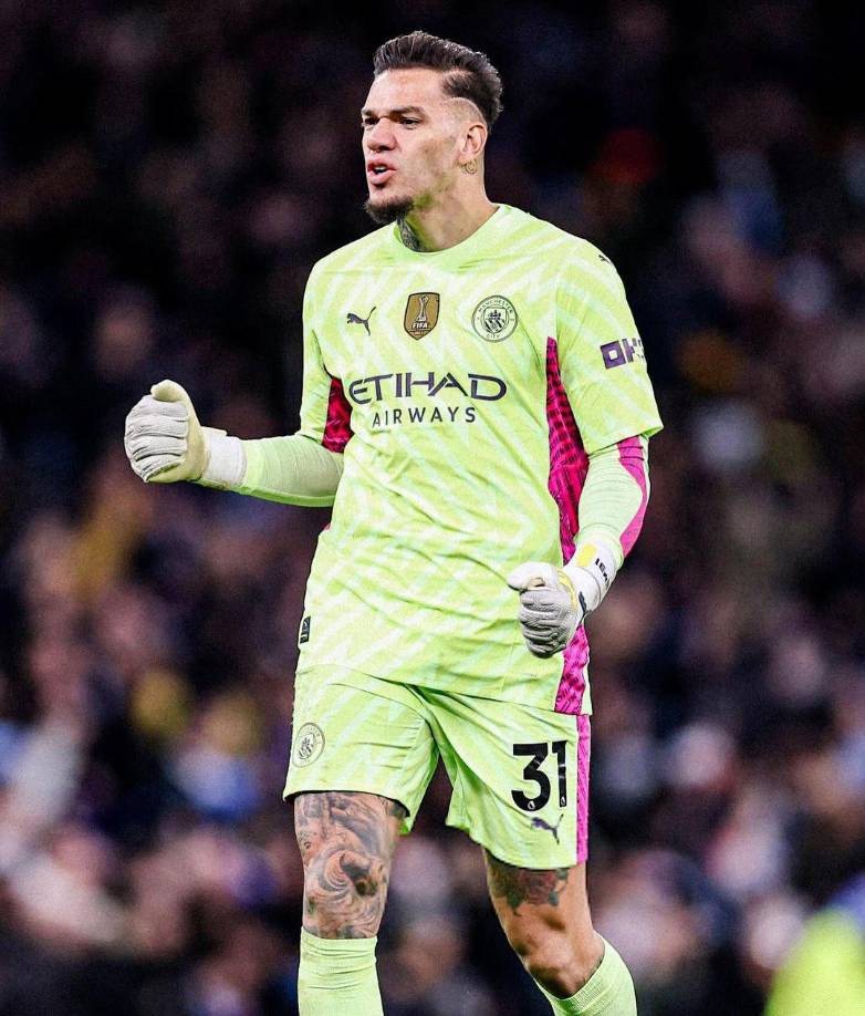 Ederson tiene una oferta para marcharse a Arabia Saudita que está valorando. Manchester City no le pondrá impedimentos para salir del club y según el Mirror, pediría 30 millones de euros para dejar salir a su portero titular.