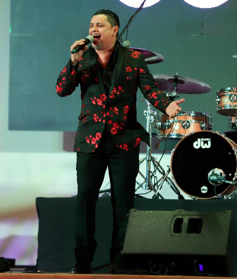 El artista César Lorvin se presentó también con un repertorio variado de música del recuerdo.