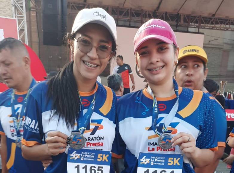 Lindas: Ashly Fonseca y Alejandra Figueroa con sus respectivas medallas tras cruzar la meta.