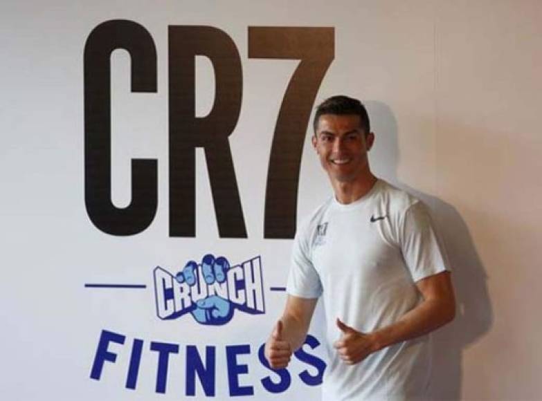 El delantero luso Cristiano Ronaldo también está aliado, desde diciembre de 2016, con la compañía estadounidense de gimnasios Crunch Franchise, con la que ha lanzado los gimnasios CR7 Crunch Fitness.