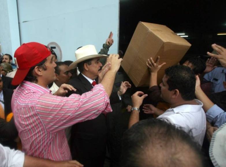 Mel Zelaya junto a una turba llegaron a recuperar el material para la consulta popular a un cuartel militar.