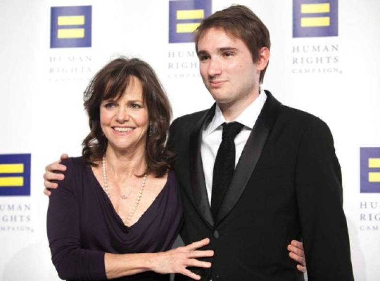 La legendaria actriz Sally Field fue muy importante para que su hijo, el escritor y productor Sam Greisman se aceptara como homosexual.