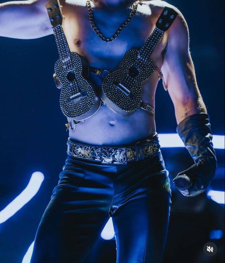 Aunque Pedro Sola explicó que Christian Chávez le cae bien, detalló que el vestuario que decidió usar copiando a Thalía, no era su favorito, lo cual desató un debate en el programa de televisión Ventaneando.