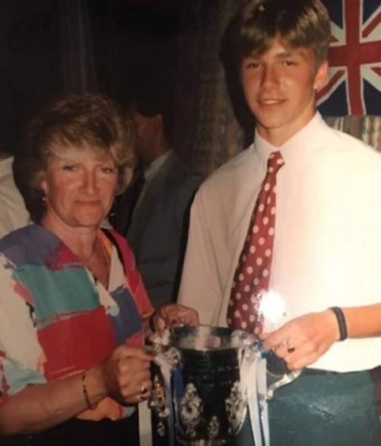 David Robert Joseph Beckham nació el 2 de mayo en Leytonstone, Londres, Inglaterra. Es hijo de David Edward Alan 'Ted' Beckham, un empleado de una fábrica de material de cocina, y su esposa Sandra Georgina West (b.1949), una peluquera de origen judío.