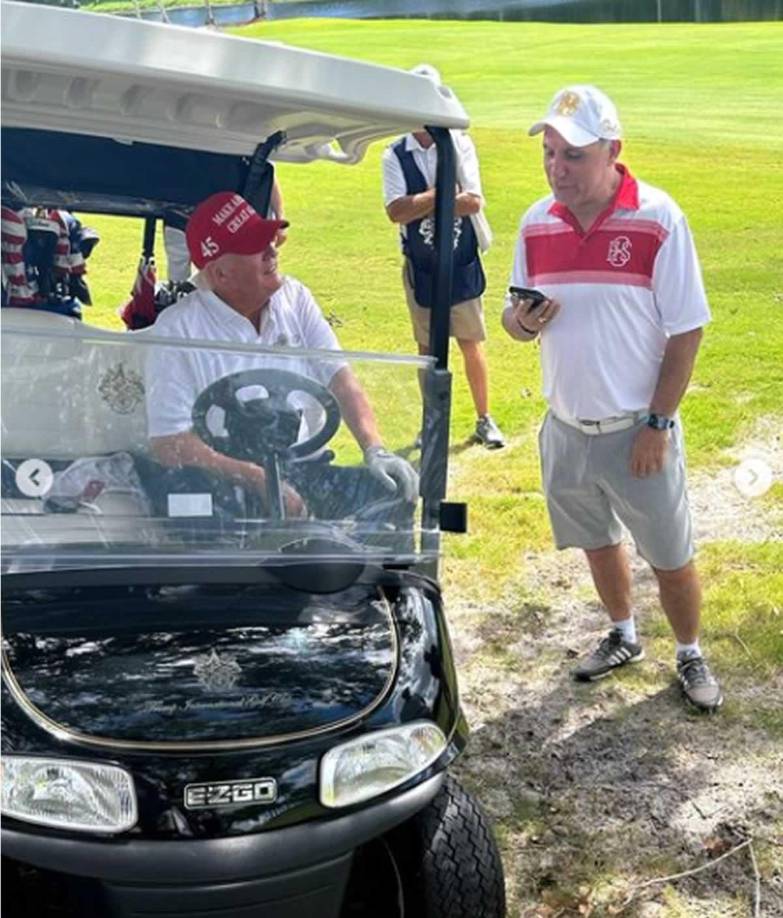 “Una gran tarde jugando al golf con el ex presidente Donald Trump y mis amigos”, escribió Stoichkov.