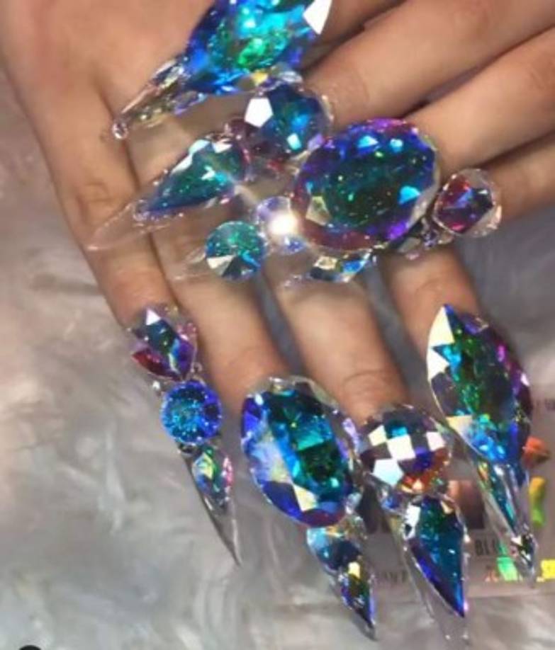 Ahora es imitada en muchos sitios por personas dispuestas a pagar cientos de dólares por unas uñas extravagantes, que duran de cuatro a seis semanas.
