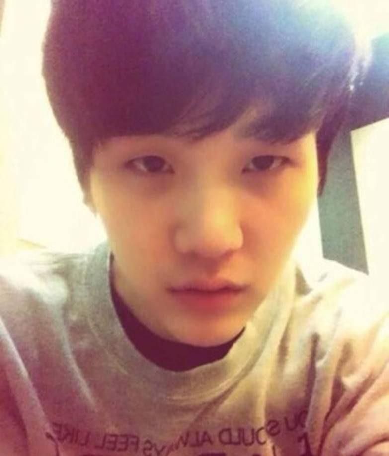Suga<br/>Cuyo nombre original es Min Yoon-gi, quien es un rapero que ingresó a la <br/>banda en el 2013, pero muchos desconocen sobre su pasado y todo lo que afrontó antes de convertirse en compositor, productor y vocalista de la joven banda. <br/>Pese a tener un gran talento, el joven no logró tener el apoyo necesario de su familia, además vendía las letras de sus canciones con la intención de apoyar con los gastos de su humilde hogar. Con solo 17 años Suga tenía claro el destino que tenía trazado, pero debió superar muchos obstáculos.
