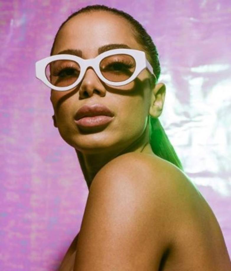 Anitta agregó, 'No quiero que la gente de casa se quede mirando las portadas y pensando por qué no soy así. Así que, solo trabaje, junte su dinero y va a quedar como quiera'.
