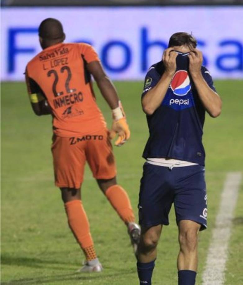 Gonzalo Klusener se lamenta luego de fallar una clara ocasión frente a la porteria de Luis 'Buba' López.