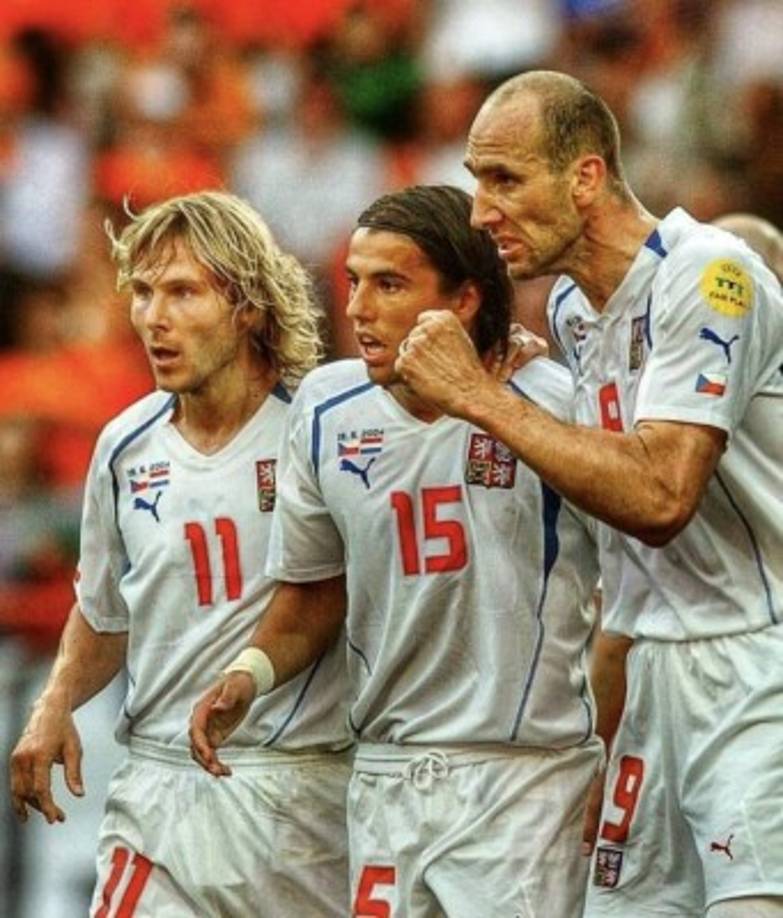 Además de ser espigado, era una máquina física. Imponía ante las defensas. También integró una gran selección checa junto a Rosicky, Nedved, Petr Cech o Milan Baros.