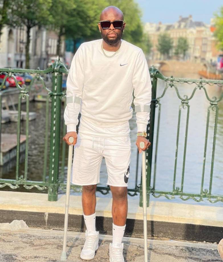 Tras la paliza que recibió por un familiar, el jugador acudió a un centro médico quejándose de dolores de cabeza y de rodilla pero nunca imaginó que todo finalizaría con una amputación de su pierna.