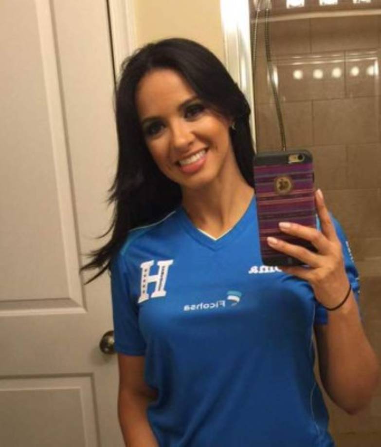 La hermosa presentadora hondureña Ana Jurka, que trabaja en deportes en Telemundo, luciendo la camisa de Honduras con mucho orgullo.