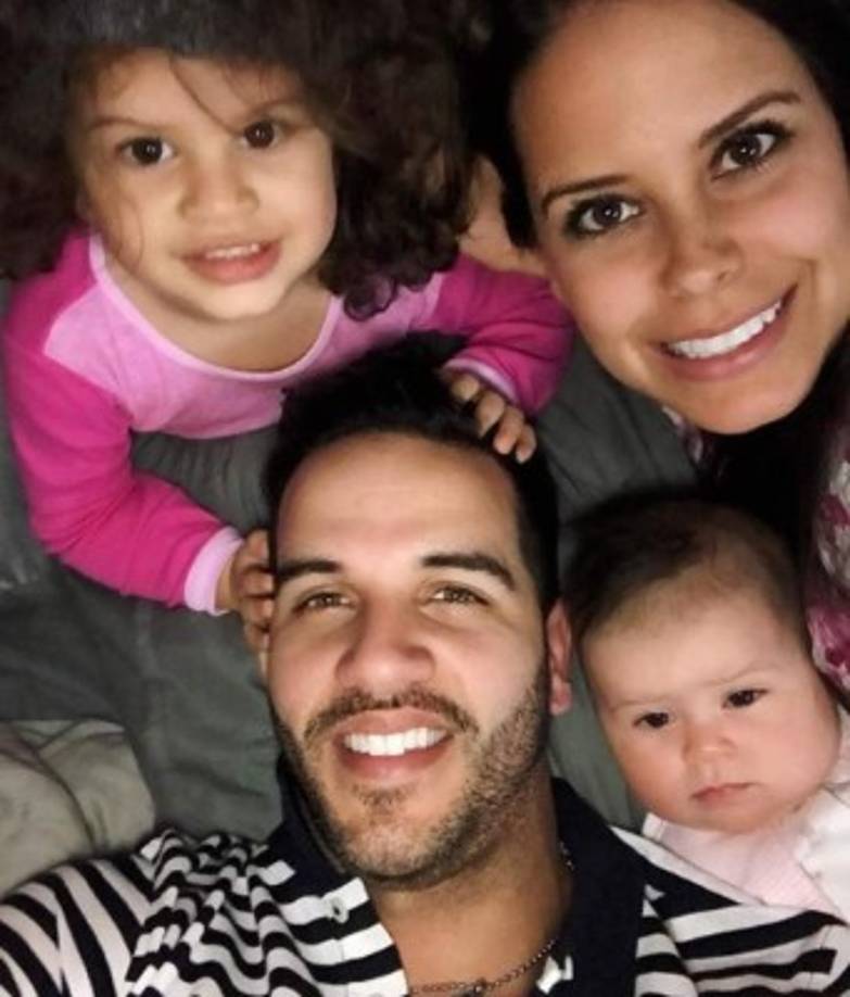 Como muchos inmigrantes fue indocumentado, comenzó como lava copas en una restaurante de una cadena muy famosa, pero su gran espíritu de crecimiento y su capacidad de aprendizaje lo llevo a convertirse pronto en el gerente del lugar.