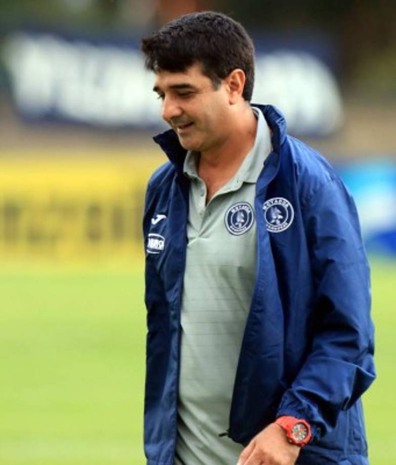 Diego Vázquez. El entrenador argentino de Motagua exige a sus jugadores que apaguen el celular dos horas antes de un partido. Asimismo, está prohibido hacerse fotos posadas para la prensa hondureña durante una entrevista.