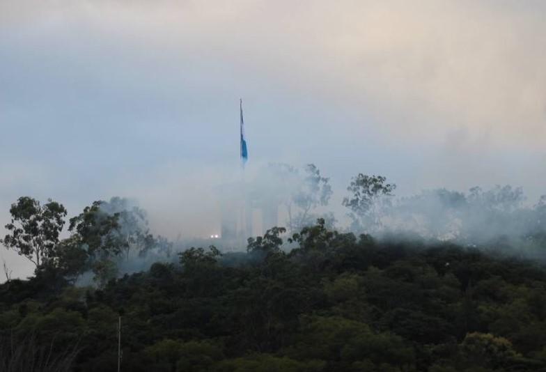 Una densa capa de humo cubre el cerro Juan Laínez tras los cañonazos que dieron arranque a la celebración de los 203 años de Independencia de Honduras.