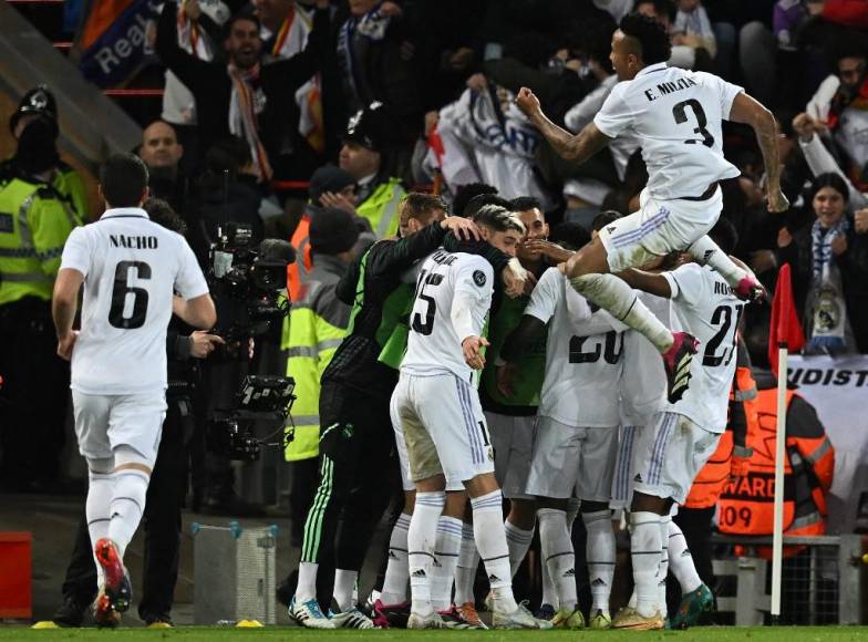 Militao y Benzema en dos ocasiones marcaron los otros goles que consumaron el 5-2 del Real Madrid ante Liverpool.
