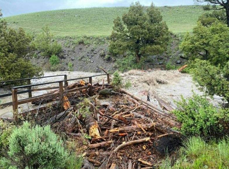 En el oeste, imágenes publicadas por la agencia de parques nacionales mostraban los daños provocados por inundaciones en el parque Yellowstone.