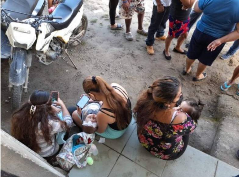 Estas madres con sus bebés en brazos madrugaron a los centros de votación de El Progreso, Yoro, para participar en las elecciones primarias de Honduras.