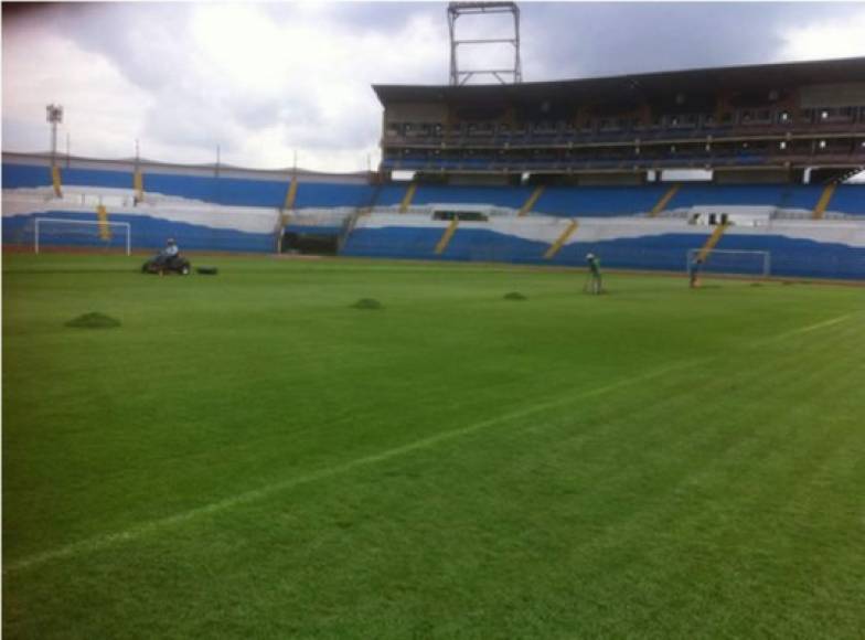 De hecho, el entrenador de la Selección de Honduras, Jorge Luis Pinto, ha estado muy pendiente de los trabajos que se hacen en la grama.