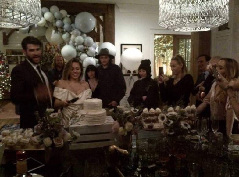 Después de 10 años de relación Liam y Miley decidieron dar el gran paso celebrando una boda pequeña rodeada de sus familiares más cercanos en su hogar en Franklin, Tennessee.