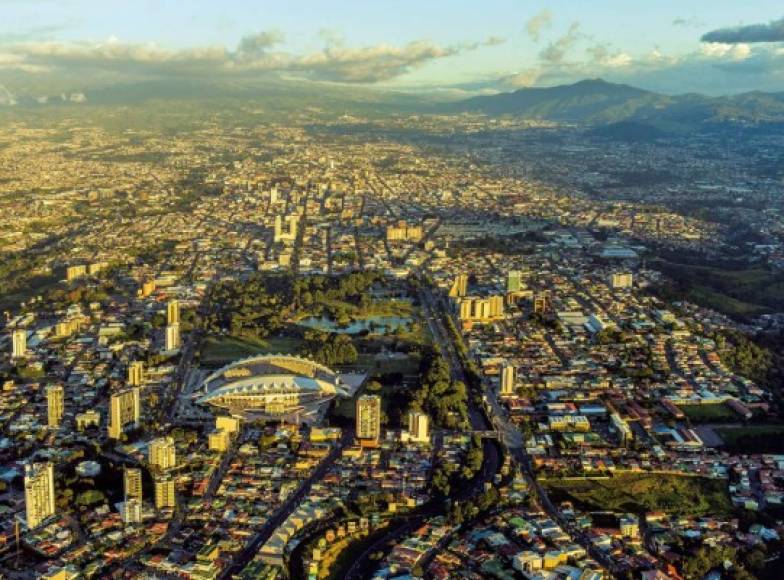 San José, Costa Rica: Es una de las ciudades más cosmopolitas de América Central. Puede disfrutar de una vasta oferta de actividades recreativas y culturales.<br/><br/>El Teatro Nacional es uno de los mejores lugares para visitar en Costa Rica. Su arquitectura neoclásica construida entre 1891 y 1897, decorada con cuidados detalles barrocos y elegantes mármoles traídos de la ciudad italiana de Carrara, fascinan a cualquiera.