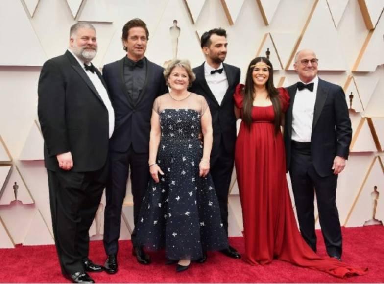 MIRA: <a href='https://www.laprensa.hn/fotogalerias/farandula/1355375-411/red-carpet-awards-premios-oscar-2020-los-primeros-en-desfilar-por-la-alfombra-roja' style='color:red;text-decoration:underline' target='_blank'>Premios Óscar 2020: Glamour y belleza en la alfombra roja<br/></a>