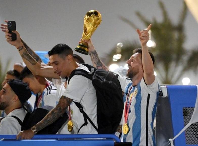 Lionel Messi fue el encargado de llevar el trofeo de la Copa del Mundo en la caravana del campeón.