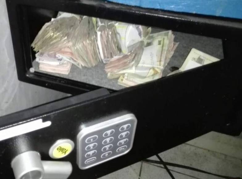 Parte del dinero en efectivo decomisado en un negocio vinculado a la Mara Salvatrucha en San Pedro Sula.