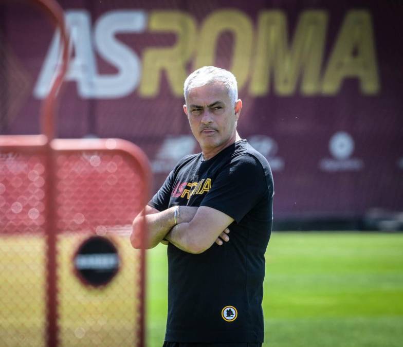 Según Fabrizio Romano, el entrenador portugués José Mourinho quiere continuar su proyecto con la AS Roma de Italia a pesar de los vínculos con el PSG. El luso ha rechazado dirigir al cuadro parisino.