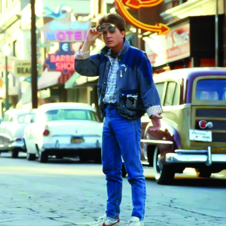 Marty Mcfly de “Regreso al futuro” es uno de los personajes más queridos e inolvidables del cine,. Esta idea de disfraz de los 80 es una de las más fáciles de copiar y armar con prendas básicas. Si tiene jeans y una camisa a cuadros en su armario, solo le faltaría llevar una chaqueta vaquera y un chaleco acolchado rojo, lentes y unas zapatillas clásicas.