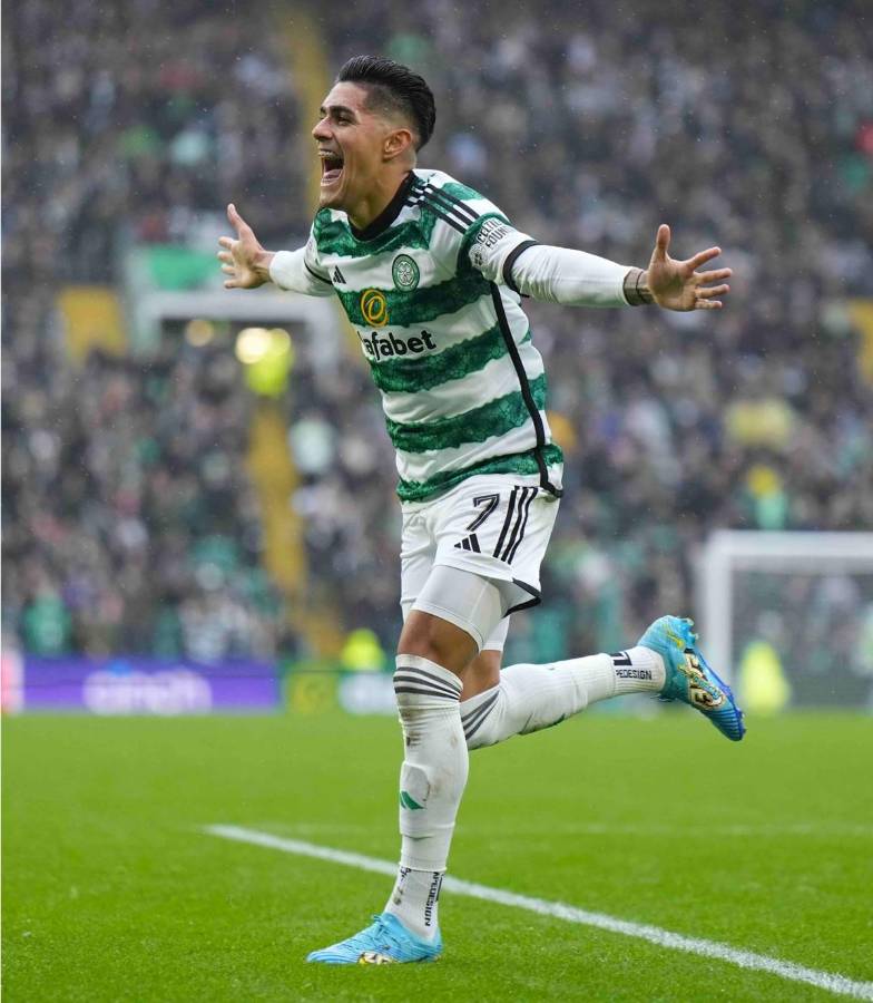 El hondureño corrió a celebrar a la banda con los brazos abiertos.